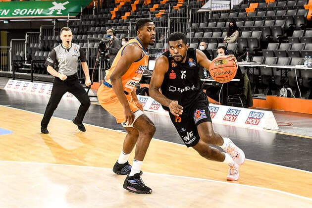GER, BBL, ratiopharm Ulm vs Niners Chemnitz 22.01.2022, ratiopharm arena, Neu-Ulm, GER, BBL, ratiopharm Ulm vs Niners Chemnitz, im Bild Semaj Christon (Ulm, 0), Frantz Massenat (Chemnitz, 15)