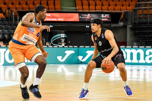 GER, BBL, ratiopharm Ulm vs Niners Chemnitz 22.01.2022, ratiopharm arena, Neu-Ulm, GER, BBL, ratiopharm Ulm vs Niners Chemnitz, im Bild Semaj Christon (Ulm, 0), Nelson Weidemann (Chemnitz, 0)