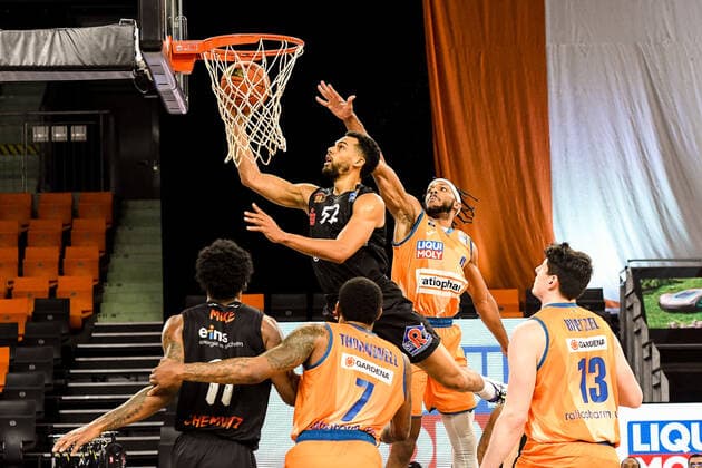GER, BBL, ratiopharm Ulm vs Niners Chemnitz 22.01.2022, ratiopharm arena, Neu-Ulm, GER, BBL, ratiopharm Ulm vs Niners Chemnitz, im Bild Trent Lockett (Chemnitz, 52) setzt sich gegen Jaron Blossomgame (Ulm, 4) durch