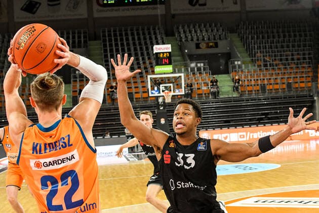 GER, BBL, ratiopharm Ulm vs Niners Chemnitz 22.01.2022, ratiopharm arena, Neu-Ulm, GER, BBL, ratiopharm Ulm vs Niners Chemnitz, im Bild Eric Washington (Chemnitz, 33) versucht Druck auf Thomas Klepeisz (Ulm, 22) auszuüben