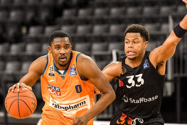 GER, BBL, ratiopharm Ulm vs Niners Chemnitz 22.01.2022, ratiopharm arena, Neu-Ulm, GER, BBL, ratiopharm Ulm vs Niners Chemnitz, im Bild Semaj Christon (Ulm, 0), Eric Washington (Chemnitz, 33)