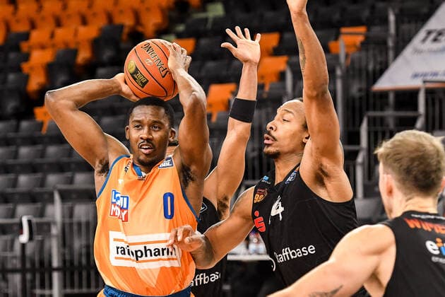 GER, BBL, ratiopharm Ulm vs Niners Chemnitz 22.01.2022, ratiopharm arena, Neu-Ulm, GER, BBL, ratiopharm Ulm vs Niners Chemnitz, im Bild Semaj Christon (Ulm, 0) setzt sich gegen Darion Atkins (Chemnitz, 44) durch