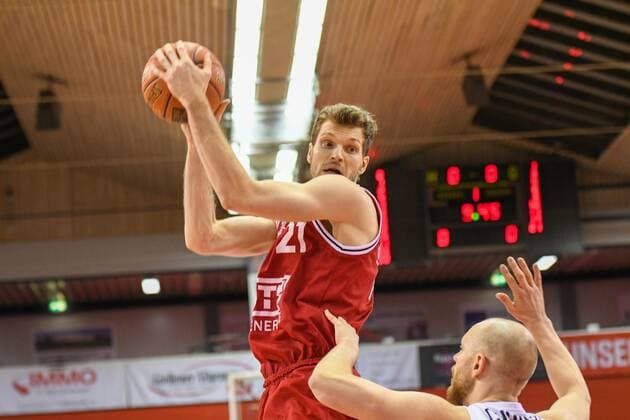 Sport Bilder des Tages Florian Koch, Robin Christen 18. Spieltag, Basketball Bundesliga, Basketball Saison 2021 2022, Deutschland, easyCredit BBL, Germany, Giessen 46ers, giessen rot, Herren, Jobstairs GIESSEN 46ers - Hamburg Towers, Männer,Hamburg Towers in weiss