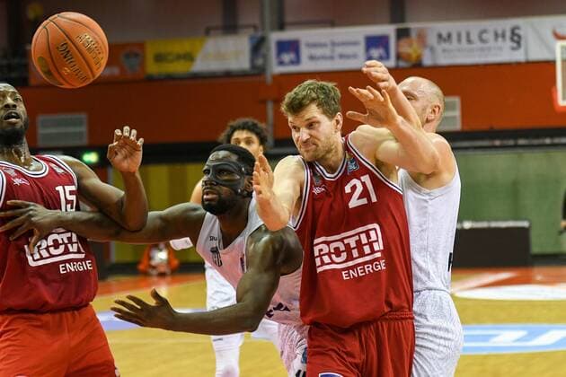 J.D. Miller, Eddy Edigin, Florian Koch, Robin Christen 18. Spieltag, Basketball Bundesliga, Basketball Saison 2021 2022, Deutschland, easyCredit BBL, Germany, Giessen 46ers, giessen rot, Herren, Jobstairs GIESSEN 46ers - Hamburg Towers, Männer,Hamburg Towers in weiss