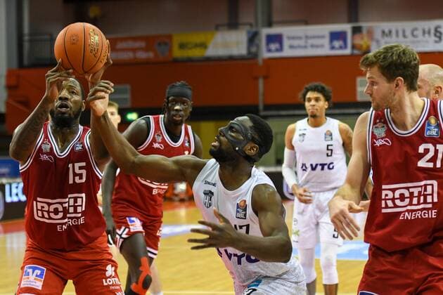 J.D. Miller, Eddy Edigin, Florian Koch, Robin Christen 18. Spieltag, Basketball Bundesliga, Basketball Saison 2021 2022, Deutschland, easyCredit BBL, Germany, Giessen 46ers, giessen rot, Herren, Jobstairs GIESSEN 46ers - Hamburg Towers, Männer,Hamburg Towers in weiss