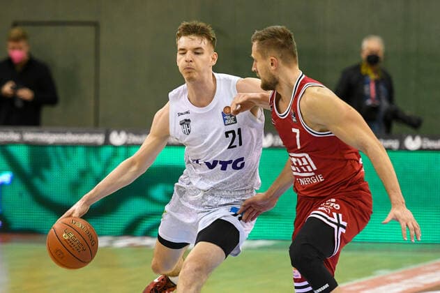 Justus Hollatz, Martins Laksa 18. Spieltag, Basketball Bundesliga, Basketball Saison 2021 2022, Deutschland, easyCredit BBL, Germany, Giessen 46ers, giessen rot, Herren, Jobstairs GIESSEN 46ers - Hamburg Towers, Männer,Hamburg Towers in weiss