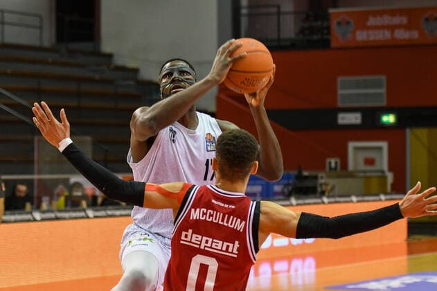 Eddy Edigin, Kendale McCullum 18. Spieltag, Basketball Bundesliga, Basketball Saison 2021 2022, Deutschland, easyCredit BBL, Germany, Giessen 46ers, giessen rot, Herren, Jobstairs GIESSEN 46ers - Hamburg Towers, Männer,Hamburg Towers in weiss