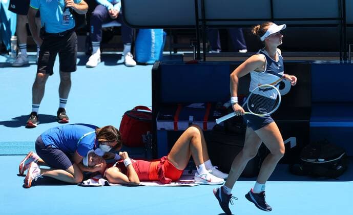 Mandatory Credit: Photo by Ella Ling Shutterstock (12765096ba) Barbora Krejcikova runs past Victoria Azarenka as she receives treatment for a neck problem Australian Open, Day Seven, Tennis, Melbourne Park, Melbourne, Australia - 23 Jan 2022 Australian Open, Day Seven, Tennis, Melbourne Park, Melbourne, Australia - 23 Jan 2022 Copyright: xEllaxLing Shutterstockx 12765096ba