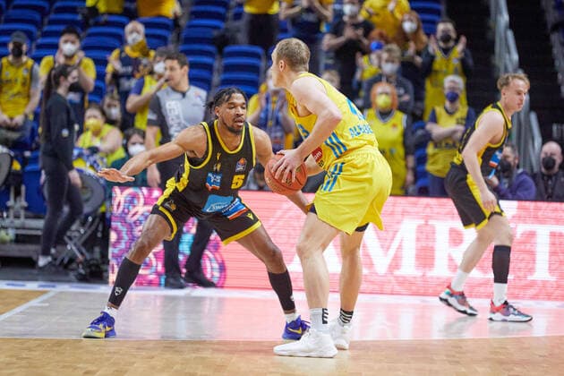 Angriff Alba Berlin,Luke Sikma (Alba Berlin, 43),Justin Simon (MHP Riesen Ludwigsburg, 5),GER,Basketball,BBL,18. Spieltag,Saison 2021 2022,Alba Berlin gegen MHP Riesen Ludwigsburg,23.01.2022, 15:00, GER, Basketball,BBL,18. Spieltag,Saison 2021 2022,Alba Berlin gegen MHP Riesen Ludwigsburg,23.01.2022, 15:00,Foto: Eibner Gerd Gruhn Berliin Copyright: xGerdxGruhnx EP_GGN