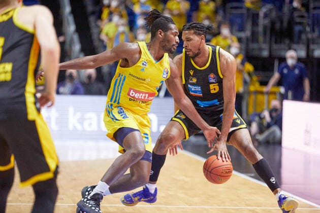 Angriff MHP Riesen Ldwigsburg,Justin Simon (MHP Riesen Ludwigsburg, 5),GER,Basketball,BBL,18. Spieltag,Saison 2021 2022,Alba Berlin gegen MHP Riesen Ludwigsburg,23.01.2022, 15:00, GER, Basketball,BBL,18. Spieltag,Saison 2021 2022,Alba Berlin gegen MHP Riesen Ludwigsburg,23.01.2022, 15:00,Foto: Eibner Gerd Gruhn Berliin Copyright: xGerdxGruhnx EP_GGN