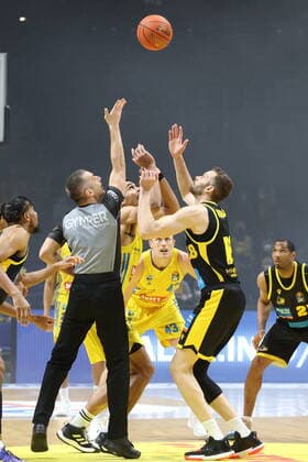 DEU, easyCredit BBL, ALBA vs. Ludwigsburg, 23.01.2022, Mercedes-Benz-Arena, Berlin, DEU, easyCredit BBL, ALBA vs. Ludwigsburg, im Bild Anstoss, Oscar da Silva (ALBA Berlin 1), Jonas Wohlfarth-Bottermann (Ludwigsburg 18)