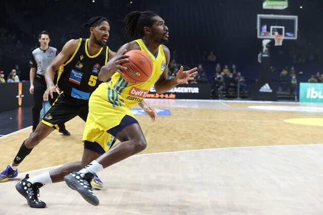 DEU, easyCredit BBL, ALBA vs. Ludwigsburg, 23.01.2022, Mercedes-Benz-Arena, Berlin, DEU, easyCredit BBL, ALBA vs. Ludwigsburg, im Bild Jaleen Smith (ALBA Berlin 3), Justin Simon (Ludwigsburg 5)