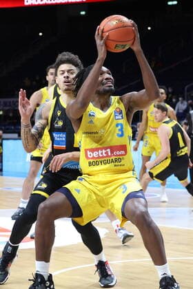 DEU, easyCredit BBL, ALBA vs. Ludwigsburg, 23.01.2022, Mercedes-Benz-Arena, Berlin, DEU, easyCredit BBL, ALBA vs. Ludwigsburg, im Bild Jaleen Smith (ALBA Berlin 3), Jonah Radrbaugh (Ludwigsburg 12)