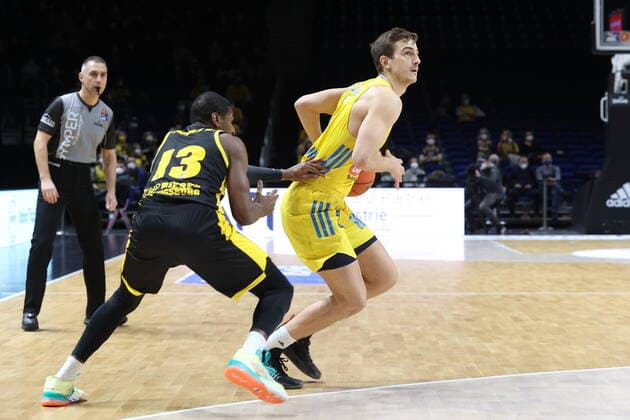 DEU, easyCredit BBL, ALBA vs. Ludwigsburg, 23.01.2022, Mercedes-Benz-Arena, Berlin, DEU, easyCredit BBL, ALBA vs. Ludwigsburg, im Bild Tim Schneider (ALBA Berlin 10), Yorman Polas Bartolo (Ludwigsburg 13)