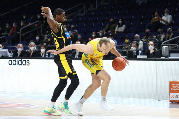 DEU, easyCredit BBL, ALBA vs. Ludwigsburg, 23.01.2022, Mercedes-Benz-Arena, Berlin, DEU, easyCredit BBL, ALBA vs. Ludwigsburg, im Bild Luke Sikma (ALBA Berlin 43), Yorman Polas Bartolo (Ludwigsburg 13)