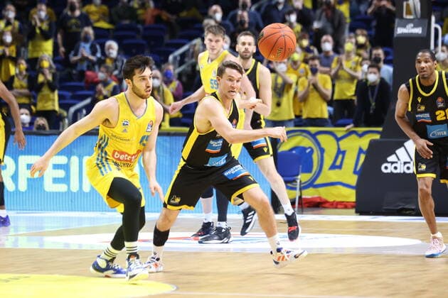 DEU, easyCredit BBL, ALBA vs. Ludwigsburg, 23.01.2022, Mercedes-Benz-Arena, Berlin, DEU, easyCredit BBL, ALBA vs. Ludwigsburg, im Bild Tamir Blatt (ALBA Berlin 45), Jordan Hulls (Ludwigsburg 1)