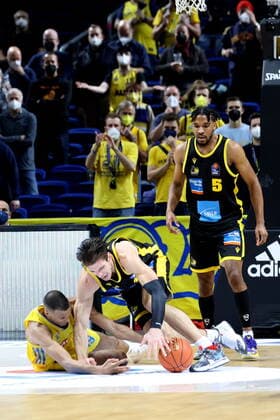 DEU, easyCredit BBL, ALBA vs. Ludwigsburg, 23.01.2022, Mercedes-Benz-Arena, Berlin, DEU, easyCredit BBL, ALBA vs. Ludwigsburg, im Bild Louis Olinde (ALBA Berlin 19), Ethan Happ (Ludwigsburg 24), Justin Simon (Ludwigsburg 5)