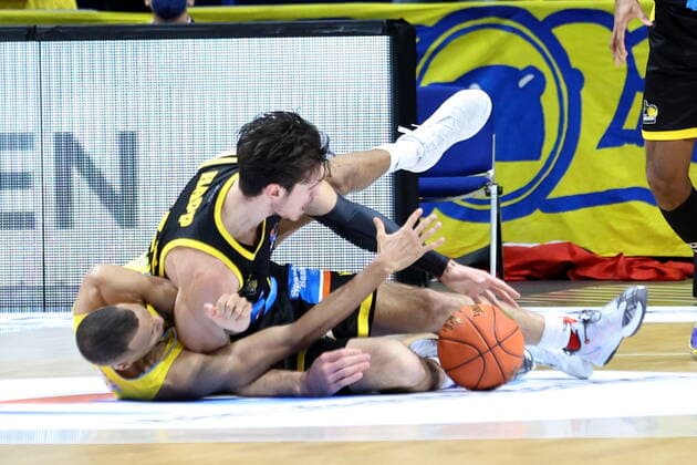 DEU, easyCredit BBL, ALBA vs. Ludwigsburg, 23.01.2022, Mercedes-Benz-Arena, Berlin, DEU, easyCredit BBL, ALBA vs. Ludwigsburg, im Bild Louis Olinde (ALBA Berlin 19), Ethan Happ (Ludwigsburg 24),