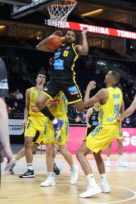 DEU, easyCredit BBL, ALBA vs. Ludwigsburg, 23.01.2022, Mercedes-Benz-Arena, Berlin, DEU, easyCredit BBL, ALBA vs. Ludwigsburg, im Bild Oscar da Silva (ALBA Berlin 1), Louis Olinde (ALBA Berlin 19),Luke Sikma (ALBA Berlin 43), Justin Simon (Ludwigsburg 5)