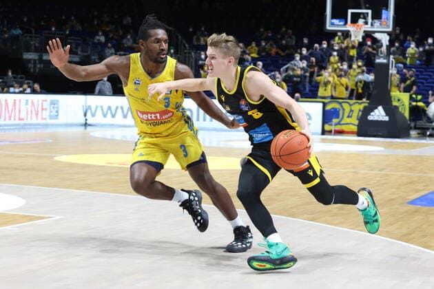 DEU, easyCredit BBL, ALBA vs. Ludwigsburg, 23.01.2022, Mercedes-Benz-Arena, Berlin, DEU, easyCredit BBL, ALBA vs. Ludwigsburg, im Bild Jaleen Smith (ALBA Berlin 3), Johannes Patrick (Ludwigsburg 6)