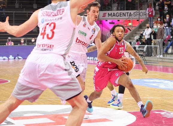 Der Grösste: 40 Punkte durch Karper Jackson-Cartwright (Bonn 33), Telekom Baskets Bonn vs. Brose Bamberg, Basketball, 1. Easy Credit- Bundesliga, 18. Spieltag, 23.01.2022, Telekom Baskets Bonn vs. Brose Bamberg, Basketball, 1. Easy Credit- Bundesliga, 23. Spieltag, 23.01.2022 Bonn Copyright: xJoergxNiebergall Eibner-Pressefox EP_JNL