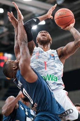 Deshaun Thomas (FC Bayern Muenchen, 1) im Zweikampf mit Kelvin Martin (MLP Academics Heidelberg, 10), MLP Academics Heidelberg vs. FC Bayern Muenchen, Basketball, easyCredit Bundesliga, 18.Spieltag, Saison 2021 2022, 23.01.2022, MLP Academics Heidelberg vs. FC Bayern Muenchen, Basketball, easyCredit Bundesliga, 18.Spieltag, Saison 2021 2022, 23.01.2022, Heidelberg Copyright: xEibner-Pressefotox EP_EER