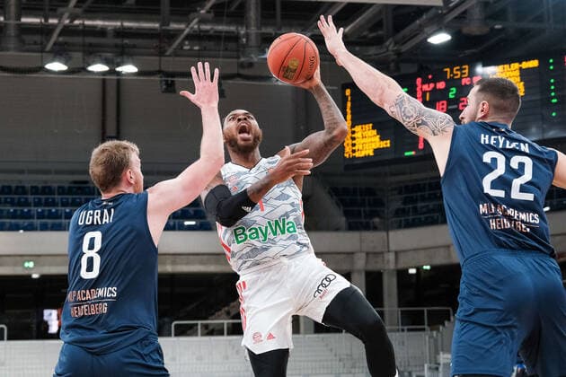 Deshaun Thomas (FC Bayern Muenchen, 1) im Zweikampf mit Max Ugrai (MLP Academics Heidelberg, 8) und Phillipp Heyden (MLP Academics Heidelberg, 22), MLP Academics Heidelberg vs. FC Bayern Muenchen, Basketball, easyCredit Bundesliga, 18.Spieltag, Saison 2021 2022, 23.01.2022, MLP Academics Heidelberg vs. FC Bayern Muenchen, Basketball, easyCredit Bundesliga, 18.Spieltag, Saison 2021 2022, 23.01.2022, Heidelberg Copyright: xEibner-Pressefotox EP_EER
