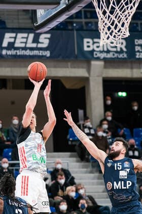 Vladimir Lucic (FC Bayern Muenchen, 11) beim Wurf gegen Jordan Geist (MLP Academics Heidelberg, 15), MLP Academics Heidelberg vs. FC Bayern Muenchen, Basketball, easyCredit Bundesliga, 18.Spieltag, Saison 2021 2022, 23.01.2022, MLP Academics Heidelberg vs. FC Bayern Muenchen, Basketball, easyCredit Bundesliga, 18.Spieltag, Saison 2021 2022, 23.01.2022, Heidelberg Copyright: xEibner-Pressefotox EP_EER