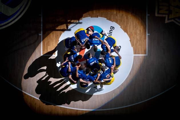 Basketball Berlin 23.01.2022 Saison 2021 2022 1. Bundesliga easyCredit BBL Alba Berlin - MHP Riesen Ludwigsburg Teamvorstellung Alba Team AlbaHuddle Luke Sikma (Alba Berlin, No.43) mi. Maodo Lo (Alba Berlin, No.00) Oscar Da Silva (Alba Berlin, No.01) Louis Olinde (Alba Berlin, No.19) Tamir Blatt (Alba Berlin, No.45) Ben Lammers (Alba Berlin, No.55) Javel Zoosman (Alba Berlin, No.50) Johannes Thiemann (Alba Berlin, No.32) Christ Koumadje (Alba Berlin, No.21) Javel Zoosman (Alba Berlin, No.50) Jonas Mattisseck (Alba Berlin, No.09) Jaleen Smith (Alba Berlin, No.03)