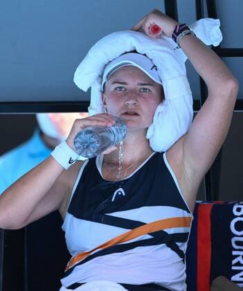 Mandatory Credit: Photo by James Gourley Shutterstock (12773752ah) Barbora Krejcikova struggles in the heat and pours water on herself Australian Open, Day Nine, Tennis, Melbourne Park, Melbourne, Australia - 25 Jan 2022 Australian Open, Day Nine, Tennis, Melbourne Park, Melbourne, Australia - 25 Jan 2022 Copyright: xJamesxGourley Shutterstockx 12773752ah