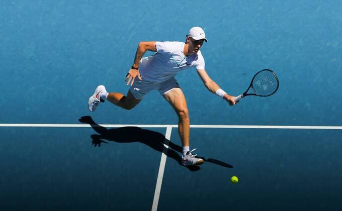Mandatory Credit: Photo by Ella Ling Shutterstock (12773750bj) Denis Shapovalov in quarter final action Australian Open, Day Nine, Tennis, Melbourne Park, Melbourne, Australia - 25 Jan 2022 Australian Open, Day Nine, Tennis, Melbourne Park, Melbourne, Australia - 25 Jan 2022 Copyright: xEllaxLing Shutterstockx 12773750bj