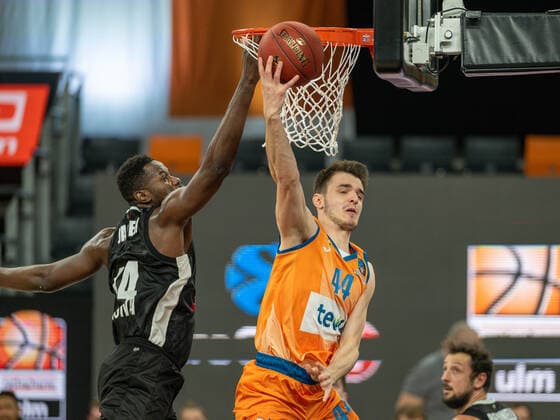 Mam Jaiteh (Virtus Bologna, 14), Fedor Zugic (Ratiopharm Ulm 44), GER, Ratiopharm Ulm vs. Virtus Segafredo Bologna, Basketball, EuroCup, Group B, 7DAYS, Spielzeit 2021 2022, 25.01.2022, GER, Ratiopharm Ulm vs. Virtus Segafredo Bologna, Basketball, EuroCup, Group B, 7DAYS, Spielzeit 2021 2022, 25.01.2022 Ulm Copyright: xEibner-Pressefoto SaschaxWaltherx EP_EER
