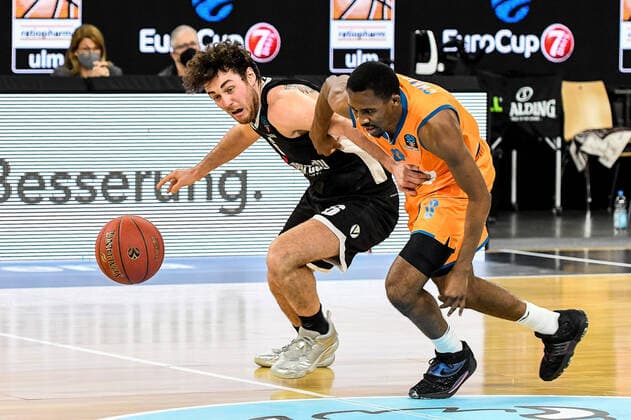 GER, EuroCup, ratiopharm ulm vs Virtus Segafredo Bologna 25.01.2022, ratiopharm arena, Neu-Ulm, GER, EuroCup, ratiopharm ulm vs Virtus Segafredo Bologna, im Bild verbissener Kampf um den Ball, Alessandro Pajola (Bologna, 6), Semaj Christon (Ulm, 0)