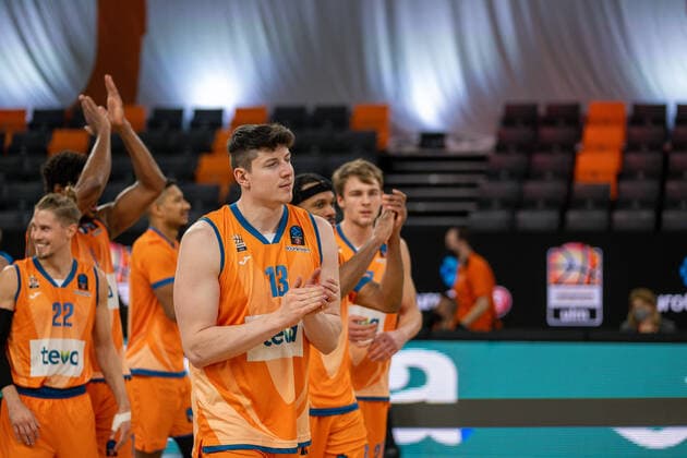 Sport Bilder des Tages Freude nach dem Sieg, Nicolas Bretzel (Ratiopharm Ulm 13), Thomas Klepeisz (Ratiopharm Ulm 22), Christiano Felicio (Ratiopharm Ulm 01), Karim Jallow (Ratiopharm Ulm 35), GER, Ratiopharm Ulm vs. Virtus Segafredo Bologna, Basketball, EuroCup, Group B, 7DAYS, Spielzeit 2021 2022, 25.01.2022, GER, Ratiopharm Ulm vs. Virtus Segafredo Bologna, Basketball, EuroCup, Group B, 7DAYS, Spielzeit 2021 2022, 25.01.2022 Ulm Copyright: xEibner-Pressefoto SaschaxWaltherx EP_EER