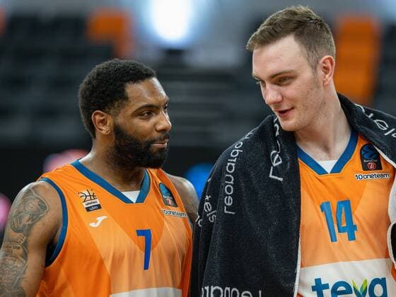 Freude nach dem Sieg, Sindarius Thornwell (Ratiopharm Ulm 07), Philipp Herkenhoff (Ratiopharm Ulm 14), GER, Ratiopharm Ulm vs. Virtus Segafredo Bologna, Basketball, EuroCup, Group B, 7DAYS, Spielzeit 2021 2022, 25.01.2022, GER, Ratiopharm Ulm vs. Virtus Segafredo Bologna, Basketball, EuroCup, Group B, 7DAYS, Spielzeit 2021 2022, 25.01.2022 Ulm Copyright: xEibner-Pressefoto SaschaxWaltherx EP_EER