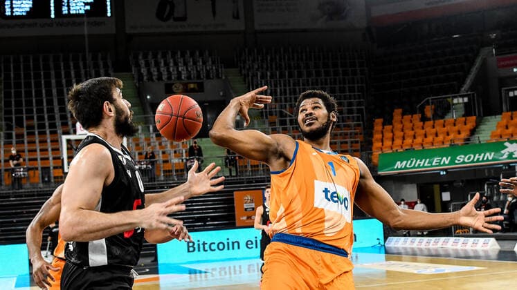 GER, EuroCup, ratiopharm ulm vs Virtus Segafredo Bologna 25.01.2022, ratiopharm arena, Neu-Ulm, GER, EuroCup, ratiopharm ulm vs Virtus Segafredo Bologna, im Bild Amadeo Tessitori (Bologna, 0), Cristiano Felicio (Ulm, 1)
