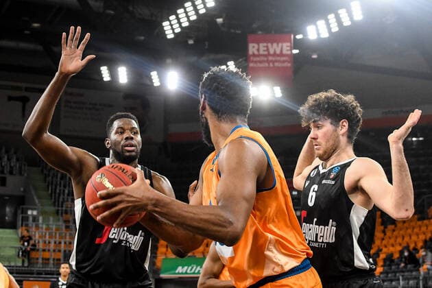 GER, EuroCup, ratiopharm ulm vs Virtus Segafredo Bologna 25.01.2022, ratiopharm arena, Neu-Ulm, GER, EuroCup, ratiopharm ulm vs Virtus Segafredo Bologna, im Bild Mouhammadou Jaiteh (Bologna, 14), Cristiano Felicio (Ulm, 1), Alessandro Pajola (Bologna, 6)