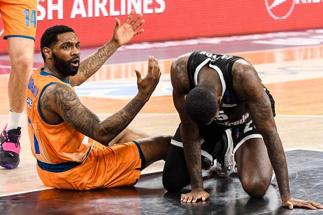 GER, EuroCup, ratiopharm ulm vs Virtus Segafredo Bologna 25.01.2022, ratiopharm arena, Neu-Ulm, GER, EuroCup, ratiopharm ulm vs Virtus Segafredo Bologna, im Bild Sindarius Thornwell (Ulm, 7), JaKarr Sampson (Bologna, 25)