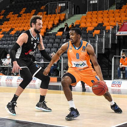 GER, EuroCup, ratiopharm ulm vs Virtus Segafredo Bologna 25.01.2022, ratiopharm arena, Neu-Ulm, GER, EuroCup, ratiopharm ulm vs Virtus Segafredo Bologna, im Bild Marco Belinelli (Bologna, 3), Semaj Christon (Ulm, 0)