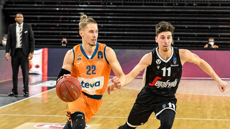 GER, EuroCup, ratiopharm ulm vs Virtus Segafredo Bologna 25.01.2022, ratiopharm arena, Neu-Ulm, GER, EuroCup, ratiopharm ulm vs Virtus Segafredo Bologna, im Bild Thomas Klepeisz (Ulm, 22), Michele Ruzzier (Bologna, 11)