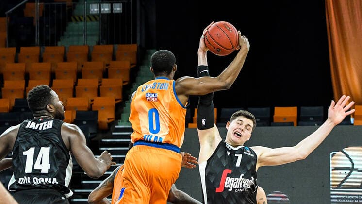GER, EuroCup, ratiopharm ulm vs Virtus Segafredo Bologna 25.01.2022, ratiopharm arena, Neu-Ulm, GER, EuroCup, ratiopharm ulm vs Virtus Segafredo Bologna, im Bild Semaj Christon (Ulm, 0) setzt sich im Kampf um den Ball gegen Amar Alibegovic (Bologna, 7) durch, Mouhammadou Jaiteh (Bologna, 14)