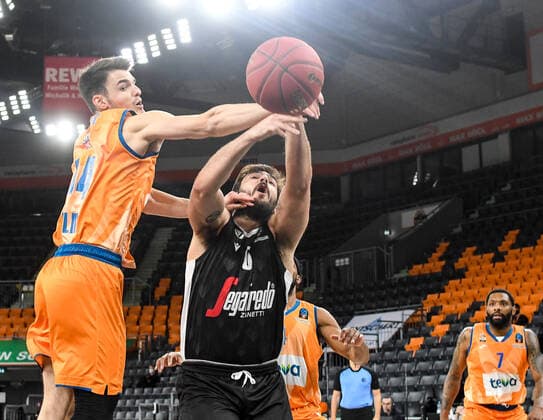 GER, EuroCup, ratiopharm ulm vs Virtus Segafredo Bologna 25.01.2022, ratiopharm arena, Neu-Ulm, GER, EuroCup, ratiopharm ulm vs Virtus Segafredo Bologna, im Bild Fedor Zugic (Ulm, 44), Amadeo Tessitori (Bologna, 0)