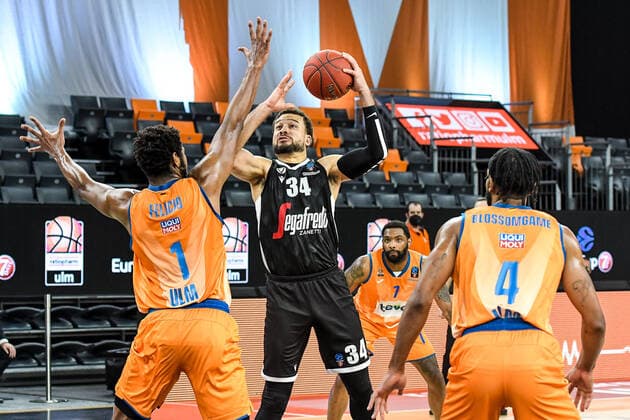 GER, EuroCup, ratiopharm ulm vs Virtus Segafredo Bologna 25.01.2022, ratiopharm arena, Neu-Ulm, GER, EuroCup, ratiopharm ulm vs Virtus Segafredo Bologna, im Bild Cristiano Felicio (Ulm, 1), Kyle Weems (Bologna, 34), Sindarius Thornwell (Ulm, 7), Jaron Blossomgame (Ulm, 4)