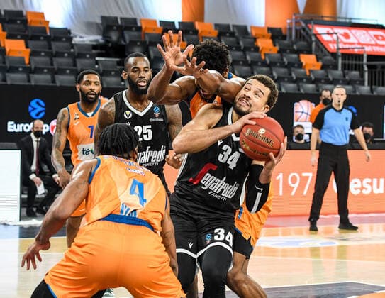 GER, EuroCup, ratiopharm ulm vs Virtus Segafredo Bologna 25.01.2022, ratiopharm arena, Neu-Ulm, GER, EuroCup, ratiopharm ulm vs Virtus Segafredo Bologna, im Bild voller Körpereinsatz von Cristiano Felicio (Ulm, 1) gegen Kyle Weems (Bologna, 34), JaKarr Sampson (Bologna, 25)