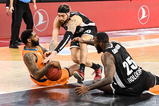 GER, EuroCup, ratiopharm ulm vs Virtus Segafredo Bologna 25.01.2022, ratiopharm arena, Neu-Ulm, GER, EuroCup, ratiopharm ulm vs Virtus Segafredo Bologna, im Bild verbissener Kampf um den Ball, Sindarius Thornwell (Ulm, 7), Isaia Cordinier (Bologna, 00), JaKarr Sampson (Bologna, 25)