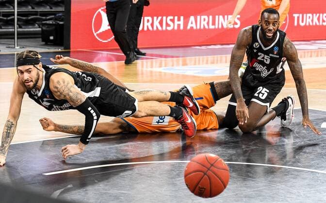 GER, EuroCup, ratiopharm ulm vs Virtus Segafredo Bologna 25.01.2022, ratiopharm arena, Neu-Ulm, GER, EuroCup, ratiopharm ulm vs Virtus Segafredo Bologna, im Bild verbissener Kampf um den Ball, Sindarius Thornwell (Ulm, 7), Isaia Cordinier (Bologna, 00), JaKarr Sampson (Bologna, 25)