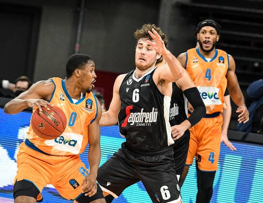 GER, EuroCup, ratiopharm ulm vs Virtus Segafredo Bologna 25.01.2022, ratiopharm arena, Neu-Ulm, GER, EuroCup, ratiopharm ulm vs Virtus Segafredo Bologna, im Bild Semaj Christon (Ulm, 0), Alessandro Pajola (Bologna, 6), Jaron Blossomgame (Ulm, 4)