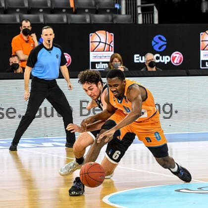 GER, EuroCup, ratiopharm ulm vs Virtus Segafredo Bologna 25.01.2022, ratiopharm arena, Neu-Ulm, GER, EuroCup, ratiopharm ulm vs Virtus Segafredo Bologna, im Bild verbissener Kampf um den Ball, Alessandro Pajola (Bologna, 6), Semaj Christon (Ulm, 0)