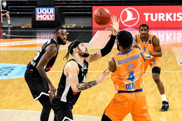GER, EuroCup, ratiopharm ulm vs Virtus Segafredo Bologna 25.01.2022, ratiopharm arena, Neu-Ulm, GER, EuroCup, ratiopharm ulm vs Virtus Segafredo Bologna, im Bild Isaia Cordinier (Bologna, 00) verliert den Ball gegen Jaron Blossomgame (Ulm, 4), im Hintergrund lauern JaKarr Sampson (Bologna, 25) und Semaj Christon (Ulm, 0)
