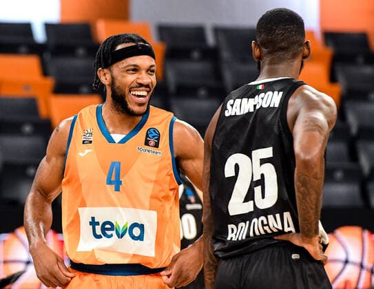GER, EuroCup, ratiopharm ulm vs Virtus Segafredo Bologna 25.01.2022, ratiopharm arena, Neu-Ulm, GER, EuroCup, ratiopharm ulm vs Virtus Segafredo Bologna, im Bild Jaron Blossomgame (Ulm, 4), JaKarr Sampson (Bologna, 25)